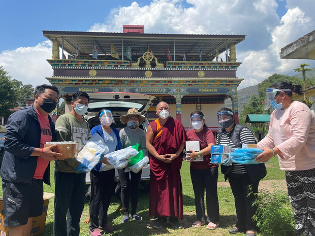 བླ་མ་བློ་བཟང་ལགས་དང་སྤྱི་ཚོགས་ཞབས་ཞུ།