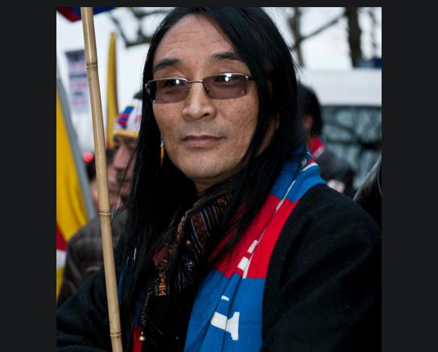 བོད་ཕྱི་ནང་གཉིས་སུ་ལྷག་དཀར་སྲུང་བརྩི་གནང་བཞིན་པ།