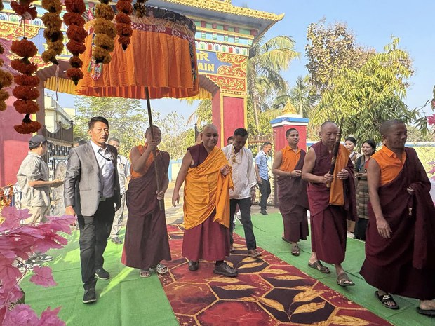 ༸སྐྱབས་རྗེ་གླིང་མཆོག་སྤྲུལ་རིན་པོ་ཆེ་མཆོག་ནས་བན་དྷ་རཱ་ནོར་རྒྱས་གླིང་གཞིས་ཆགས་སུ་མཛད་འཕྲིན་སྐྱོང་བཞིན་པ། ༸སྐྱབས་རྗེ་གླིང་མཆོག་སྤྲུལ་རིན་པོ་ཆེ་མཆོག་ནས་བན་དྷ་རཱ་ནོར་རྒྱས་གླིང་གཞིས་ཆགས་སུ་མཛད་འཕྲིན་སྐྱོང་བཞིན་པ།