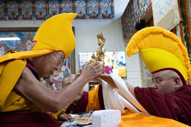 ༧གོང་ས་མཆོག་གི་ཞབས་པུས་ལ་སྨན་བཅོས་ལེགས་གྲུབ་བྱུང་བར་ཡོངས་འཛིན་གླིང་མཆོག་སྤྲུལ་རིན་པོ་ཆེ་མཆོག་ནས་འཚམས་འདྲི་ཞུས་འདུག