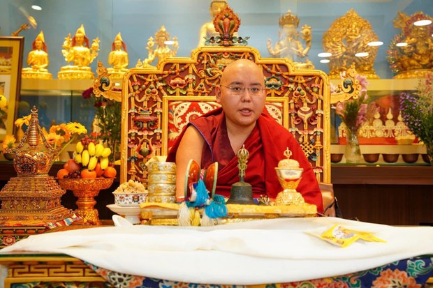 ཡོངས་འཛིན་གླིང་མཆོག་སྤྲུལ་རིན་པོ་ཆེ་མཆོག་སིང་གྷ་པོར་ཆིབས་བསྒྱུར་གྱིས་ཆོས་ཕྱོགས་ཀྱི་མཛད་འཕྲིན་སྐྱོང་བཞིན་པ། ཡོངས་འཛིན་གླིང་མཆོག་སྤྲུལ་རིན་པོ་ཆེ་མཆོག་སིང་གྷ་པོར་ཆིབས་བསྒྱུར་གྱིས་ཆོས་ཕྱོགས་ཀྱི་མཛད་འཕྲིན་སྐྱོང་བཞིན་པ།