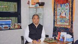ཧོ་ལེནཌི་གྱི་ཨེ་ཌེ་ཞེས་པའི་ས་གནས་སུ་ལོ་ ༢༠ རིང་བོད་ཀྱི་གསོ་རིག་སྨན་གཞུང་ཕྱག་བསྟར་གནང་པ།
