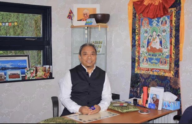 ཧོ་ལེནཌི་གྱི་ཨེ་ཌེ་ཞེས་པའི་ས་གནས་སུ་ལོ་ ༢༠ རིང་བོད་ཀྱི་གསོ་རིག་སྨན་གཞུང་ཕྱག་བསྟར་གནང་པ།