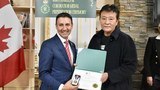 གྲོང་ཁྱེར་Toronto ནང་ཡོད་པའི་བློ་དགའ་ཟ་ཁང་གི་བདག་པོ་བློ་དགའ་སུ་ཁེ་ན་ཌའི་གཞུང་གི་གཟེངས་རྟགས།