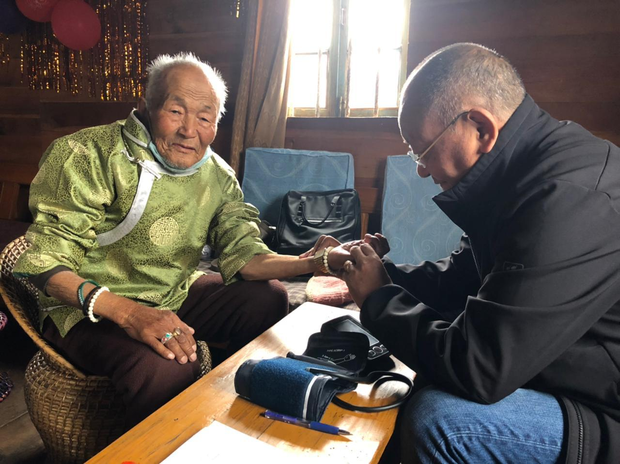 མཐའ་ཁོབ་ས་ཁུལ་དུ་སྨན་སྦྱིན་སྐོར་བསྐྱོད།