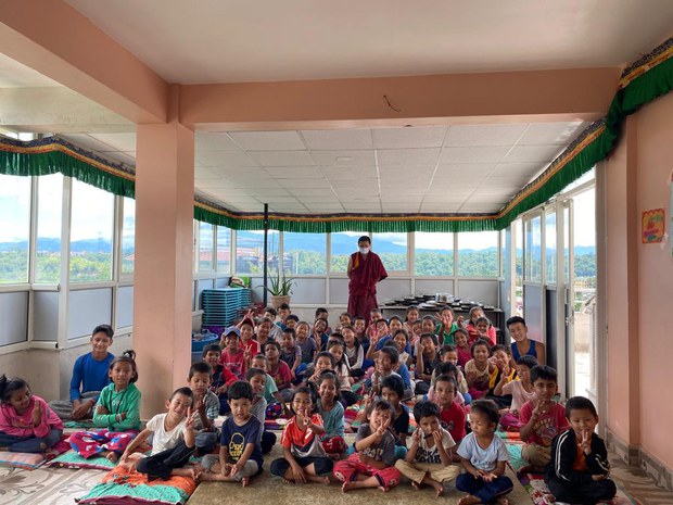 རེ་བ་དང་གདོང་ལེན་ཚོགས་པས་རིགས་གཅིག་རྐང་འཛིན་གྱི་སློབ་མར་སློབ་ཡོན་གནང་རྒྱུའི་ལས་འཆར་དབུ་འཛུགས་གནང་ཡོད་པ། རེ་བ་དང་གདོང་ལེན་ཚོགས་པས་རིགས་གཅིག་རྐང་འཛིན་གྱི་སློབ་མར་སློབ་ཡོན་གནང་རྒྱུའི་ལས་འཆར་དབུ་འཛུགས་གནང་ཡོད་པ།