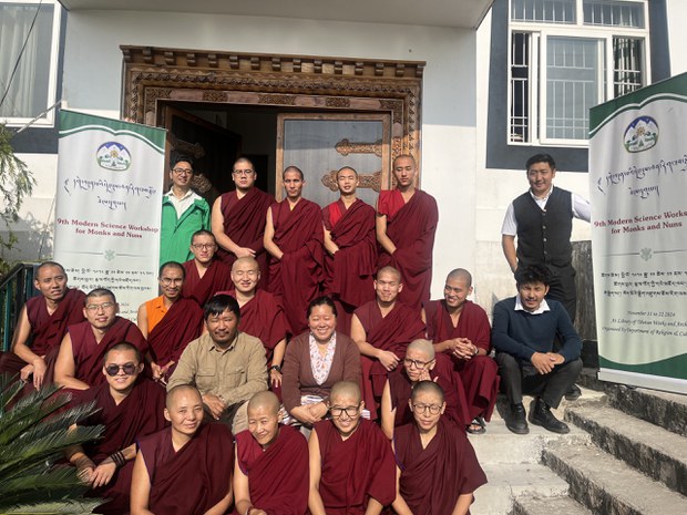 བོད་ཀྱི་དཔེ་མཛོད་ཁང་དུ་དགེ་འདུན་པ་དང་བཙུན་མ་རྣམས་ལ་ཚན་རིག་ངོ་སྤྲོད།