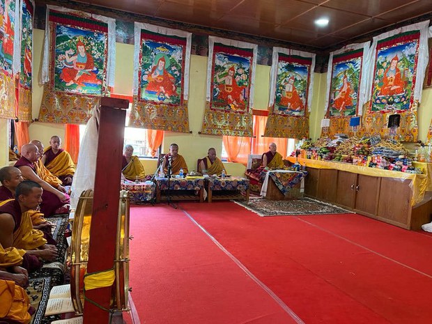 གནས་ཆུང་སྐུ་རྟེན་དབུས་པའི་དགེ་འདུན་པ་ཁག་ཅིག་མོན་ཡུལ་དུ་ཕེབས་པ།