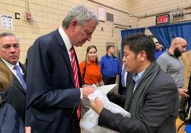ནིའུ་ཡོག་གྲོང་ཁྱེར་དུ་རྒྱ་ནག་གཞུང་ཚབ་ཀྱིས་བོད་དོན་འཁྱོག་བཤད་ཀྱི་པར་རིས་འགྲེམས་སྟོན་བྱས་པ། ནིའུ་ཡོག་གྲོང་ཁྱེར་དུ་རྒྱ་ནག་གཞུང་ཚབ་ཀྱིས་བོད་དོན་འཁྱོག་བཤད་ཀྱི་པར་རིས་འགྲེམས་སྟོན་བྱས་པ།