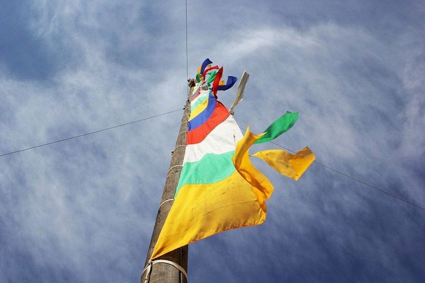 མངའ་རིས་དར་ཆེན་སྐུ་བཞེངས་ཀྱི་མཛད་སྒོ། མངའ་རིས་དར་ཆེན་སྐུ་བཞེངས་ཀྱི་མཛད་སྒོ།