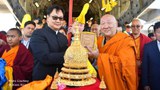 སྟོན་པ་བཅོམ་འདས་ལྡན་གྱི་རིང་སྲེལ་སོག་ཡུལ་དུ་གདན་འདྲེན་ཞུས་པར་སོག་ཡུལ་མི་མང་ཚོས་ཧ་ཅང་གི་དད་གུས་ཆེན་པོ་ཞུ་བཞིན་པ།