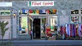 ཨ་རིའི་ནུབ་ཕྱོགས་Portland གྲོང་ཁྱེར་ནང་ལེགས་བཤད་ལགས་དང་ཁོང་གི་ནང་མིས་ Tibet Spirit འམ་བོད་ཀྱི་རྣམ་ཤེས་ཞེས་པའི་ཚོང་ཁང་།
