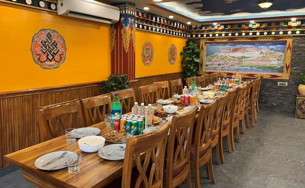 བཟའ་བཏུང་སྣེ་འཛོམས་ཡོད་པའི་ཚོང་གི་བསྟི་གནས།