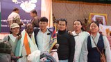 ལྡི་ལི་བསམ་ཡས་གླིང་ས་གནས་བོད་ཀྱི་གཞོན་ནུ་ལྷན་ཚོགས་ཀྱིས་བོད་མི་བགྲེས་སོང་༩་རྡོ་རྗེ་གདན་དུ་གསུང་ཆོས་ཞུ་ཆེད་དང་གནས་མཇལ་སོགས་ལ་འཁྲིད་ཡོད་པ།