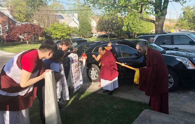 དཔལ་ས་སྐྱ་༸གོང་མ་ཁྲི་ཆེན་རིན་པོ་ཆེ་མཆོག་ཨ་རིའི་རྒྱལ་སའི་མངའ་ཁུལ་དུ་ཕེབས་པ།
