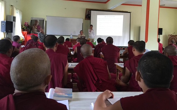 རྒྱ་གར་ལྷོ་ཕྱོགས་སུ་དགེ་འདུན་པ་རྣམས་ལ་ཚན་རིག་གི་ཟབ་སྦྱོང༌།