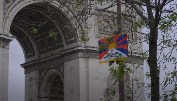 རྒྱ་ནག་གི་སྲིད་འཛིན་ཞི་ཅིན་ཕིང་ཧྥ་རན་སིར་མ་འབྱོར་གོང་པེ་རིསི་ཀྱི་དྲེན་རྟེན་ས་ཚིགས་སུ་བོད་ཀྱི་རྒྱལ་དར་བསྒྲེངས་ཏེ་ངོ་རྒོལ་བྱས་པ།