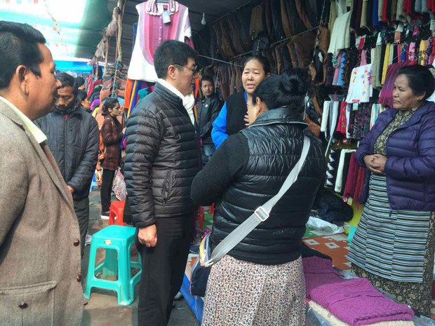 སྲིད་སྐྱོང་མཆོག་ནས་བོད་མི་སུད་ཚོང་བར་མཇལ་འཕྲད། སྲིད་སྐྱོང་མཆོག་ནས་བོད་མི་སུད་ཚོང་བར་མཇལ་འཕྲད།