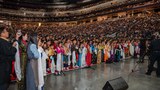 ནིའུ་ཡོག་དང་ནིའུ་ཇར་སིའི་བོད་ཡིག་གཟའ་མཇུག་སློབ་གྲྭའི་བྱིས་པ་༤༠༠་ཙམ་ལས་འགྲུབ་པའི་བྱིས་པའི་མཉམ་གཞས་དགུ་བསྟོན་གླུ་དབྱངས།