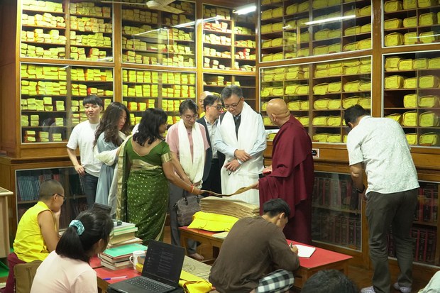 ལྷོ་ཀོ་རི་ཡའི་རྒྱ་གར་གཞུང་ཚབ་ཆེན་མོ་ཝཱ་ཎ་དབུས་གཙུག་ལག་སློབ་གཉེར་ཁང་དུ་འཚམས་གཟིགས་སུ་ཕེབས་པ།