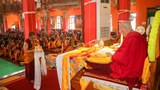 བདེ་མཆོག་དྲིལ་བུ་ལུས་དཀྱིལ་པའི་ཟབ་འཁྲིད་དང་སྙན་བརྒྱུད་མན་ངག་རྣམ་གསུམ་གྱི་གསུང་ཆོས་སྩོལ་བཞིན་པ།