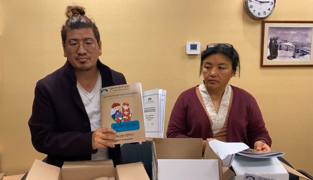 ཁེ་ན་ཌ་རྒྱལ་ཁབ་དུ་ཡོད་པའི་གངས་ལྗོངས་ཆོས་ལྡན་གླིང་གིས་བོད་ཡིག་གི་བསླབ་དེབ་བསྒྲིགས་ནས་འགྲེམས་སྤེལ་བྱས་ཡོད་པ། ཁེ་ན་ཌ་རྒྱལ་ཁབ་དུ་ཡོད་པའི་གངས་ལྗོངས་ཆོས་ལྡན་གླིང་གིས་བོད་ཡིག་གི་བསླབ་དེབ་བསྒྲིགས་ནས་འགྲེམས་སྤེལ་བྱས་ཡོད་པ།
