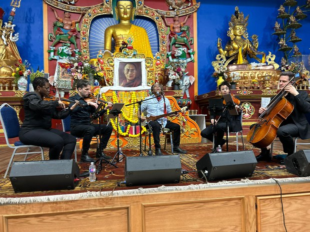 དེང་དུས་རོལ་དབྱངས་ཀྱི་ངོ་བོའི་ཐོག་ནས་༼བོད་ཀྱི་རྒྱལ་གླུ། ༽ཡི་དབྱངས་ཤིག་འདོན་སྤེལ་གནང་བ།