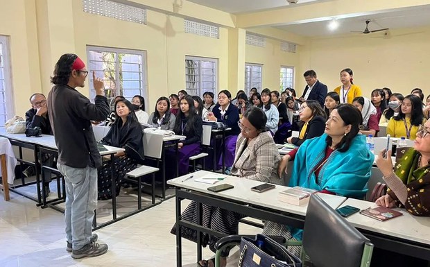 མ་ནི་པུར་མངའ་ཁུལ་རྩོམ་པ་པོའི་དུས་སྟོན།