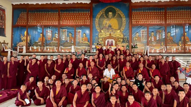 མོན་ཁུལ་གྱི་དགེ་འདུན་པ་རྣམས་གདན་ས་ཁག་ནང་སློབ་གཉེར་གྱི་གོ་སྐབས་ཐོབ་པ་ནི་༧གོང་ས་མཆོག་གི་ཐུགས་རྗེ་བཀའ་དྲིན་ཡིན་པ་གསུངས་བ། མོན་ཁུལ་གྱི་དགེ་འདུན་པ་རྣམས་གདན་ས་ཁག་ནང་སློབ་གཉེར་གྱི་གོ་སྐབས་ཐོབ་པ་ནི་༧གོང་ས་མཆོག་གི་ཐུགས་རྗེ་བཀའ་དྲིན་ཡིན་པ་གསུངས་བ།