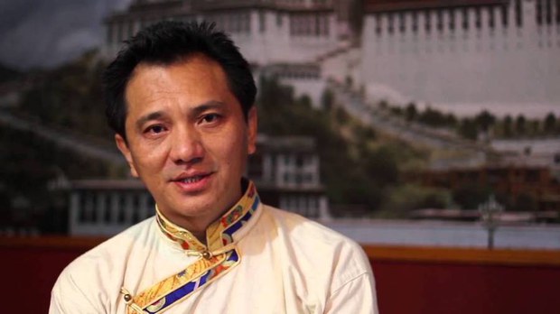 བཙན་བྱོལ་བོད་མིའི་ཚོང་ལས་བདེ་ཚོགས་ཀྱིས་བོད་མིའི་ཚོང་ལས་གཉེར་མཁན་ཚོའི་ཚོང་ཟོག་རིགས་དྲྭ་རྒྱ་བརྒྱུད་ནས་འགྲོ་རྒྱུགས་ཆེ་རུ་གཏོང་རྒྱུ།