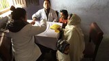 བལ་ཡུལ་དུ་བོད་སྨན་གྱི་སྨན་སྦྱིན་ནད་སྐོར་གནང་བཞིན་པ།