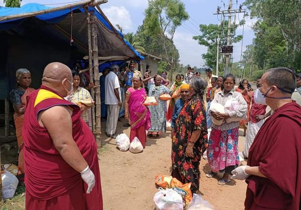 དགོན་སྡེ་ཁག་གིས་རྒྱ་གར་ཡུལ་མིར་རོགས་སྐྱོར་གནང་བ། དགོན་སྡེ་ཁག་གིས་རྒྱ་གར་ཡུལ་མིར་རོགས་སྐྱོར་གནང་བ།