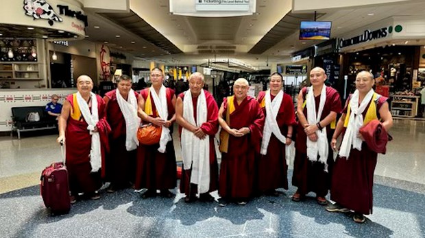 འབྲས་སྤུངས་སྒོ་མང་གྲྭ་ཚང་གི་དགེ་འདུན་པ་ཁག་ཞིག་ཨ་རིའི་ནང་སྐོར་བསྐྱོད་དང་ནང་ཆོས་ངོ་སྤྲོད་གནང་བ།
