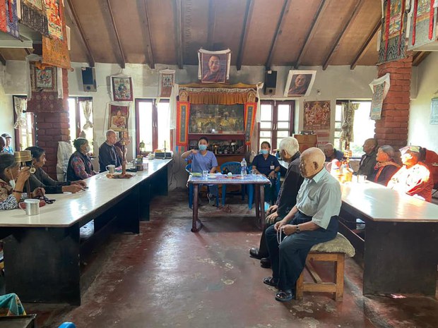བོད་མི་སྨན་ཞབས་པ་རྒྱ་གར་ནང་དང་བླང་གིས་འཕྲོད་བསྟེན་ཞབས་ཞུར་ཕེབས་པ།