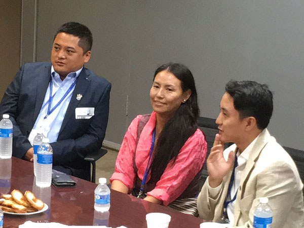 རྒྱན་ཆའི་ཚོང་གཉེར་ཐོག་རང་ནུས་བཏོན་བཞིན་པ། རྒྱན་ཆའི་ཚོང་གཉེར་ཐོག་རང་ནུས་བཏོན་བཞིན་པ།