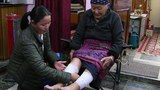 ལྡེ་ར་ལྡུན་ཁུལ་དུ་འཕྲོད་བསྟེན་སྨན་ཁང་གི་སྨན་ཞབས་པ་ཚོས་ནད་པ་ཡོད་སར་བཅར་ཏེ་ན་ཚ་བརྟག་དཔྱད་བྱེད་བཞིན་པ།