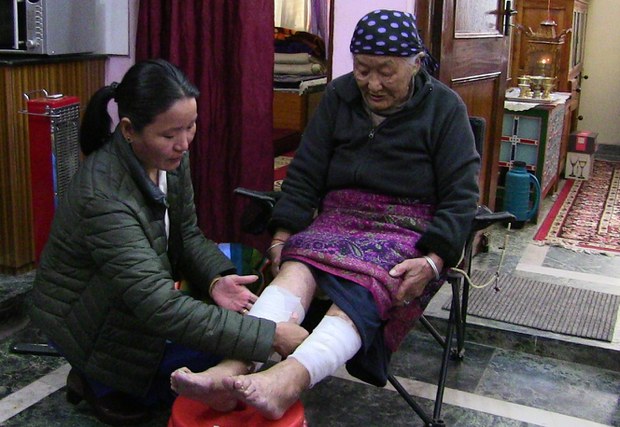 ལྡེ་ར་ལྡུན་ཁུལ་དུ་འཕྲོད་བསྟེན་སྨན་ཁང་གི་སྨན་ཞབས་པ་ཚོས་ནད་པ་ཡོད་སར་བཅར་ཏེ་ན་ཚ་བརྟག་དཔྱད་བྱེད་བཞིན་པ། ལྡེ་ར་ལྡུན་ཁུལ་དུ་འཕྲོད་བསྟེན་སྨན་ཁང་གི་སྨན་ཞབས་པ་ཚོས་ནད་པ་ཡོད་སར་བཅར་ཏེ་ན་ཚ་བརྟག་དཔྱད་བྱེད་བཞིན་པ།