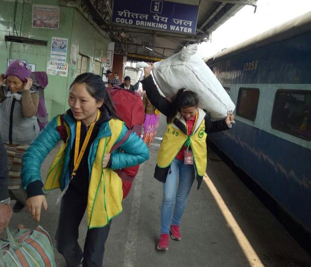 རྡོ་རྗེ་གདན་དུ་སྤྱི་ཚོགས་ཀྱི་དང་བླངས་ཞབས་ཞུ། རྡོ་རྗེ་གདན་དུ་སྤྱི་ཚོགས་ཀྱི་དང་བླངས་ཞབས་ཞུ།