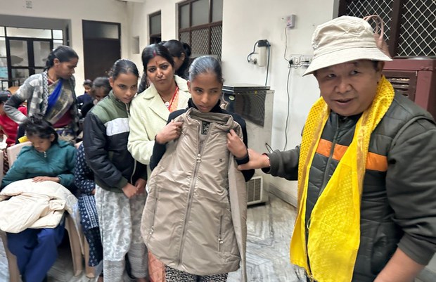 རྒྱ་གར་གྱི་ཉམས་ཐག་མི་མང་ལ་ཟས་གོས་སྦྱིན་པ་བཏང་བ།
