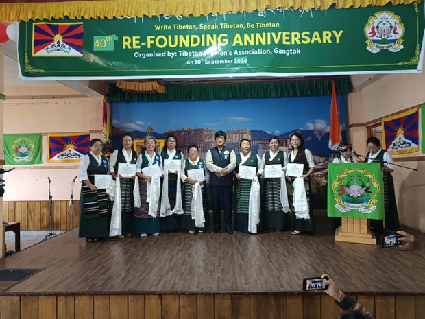 འབྲས་ལྗོངས་མངའ་སྡེའི་ས་གནས་བོད་ཀྱི་བུད་མེད་ལྷན་ཚོགས་དབུ་བརྙེས་ནས་ལོ་ངོ་༤༠ འཁོར་པ།