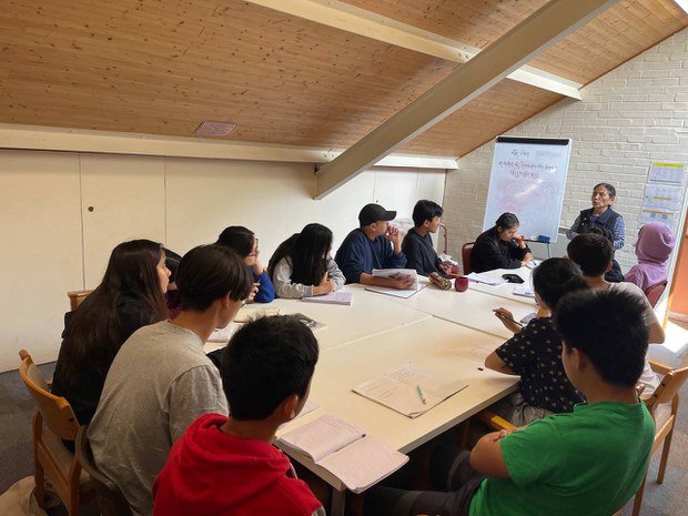 དབྱིན་ཡུལ་ཁུལ་གྱི་བོད་རིགས་སློབ་ཕྲུག་ཚོར་བོད་ཀྱི་སྐད་ཡིག་དང་ནང་ཆོས་སློབ་ཁྲིད་གནང་ཡོད་པ། དབྱིན་ཡུལ་ཁུལ་གྱི་བོད་རིགས་སློབ་ཕྲུག་ཚོར་བོད་ཀྱི་སྐད་ཡིག་དང་ནང་ཆོས་སློབ་ཁྲིད་གནང་ཡོད་པ།