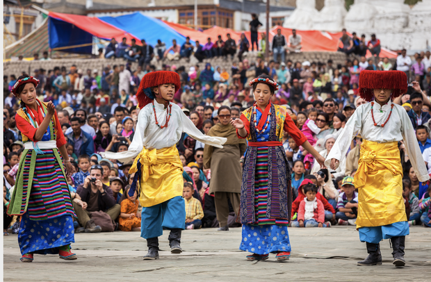 བོད་མིའི་གཞོན་སྐྱེས་ཚོས་སྒོར་གཞས་ལས་འགུལ་ཐེ་བའི་ལས་འགུལ་སྣ་ཚོགས་བརྒྱུད་ནས་རང་གི་ཐུན་མོང་མ་ཡིན་པའི་ངོ་བོ་སྲུང་སྐྱོབ་བྱས་པ།