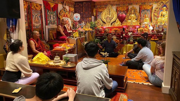 ཝན་ཁུ་ཝར་དགོན་སྡེ་ཉི་ཤུ་ལྷག་གིས་མཉམ་དུ་ལོ་རེར་ས་ག་ཟླ་བརྩི་སྲུང་གནང་བཞིན་པ།