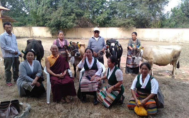 བུད་མེད་ལྷན་ཚོགས་ནས་གོ་ཕྱུགས་ཚེ་ཐར་གནང་བ། བུད་མེད་ལྷན་ཚོགས་ནས་གོ་ཕྱུགས་ཚེ་ཐར་གནང་བ།