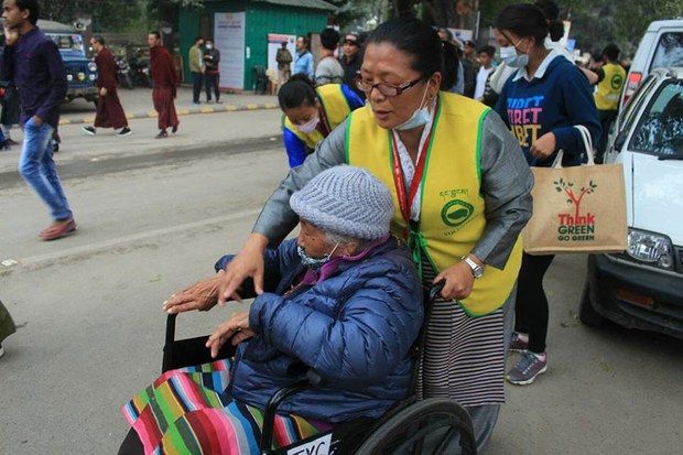 བོད་ཀྱི་གཞོན་ནུ་ལྷན་ཚོགསཀྱི་སྤྱི་ཚོགས་ཞབས་ཞུ། བོད་ཀྱི་གཞོན་ནུ་ལྷན་ཚོགསཀྱི་སྤྱི་ཚོགས་ཞབས་ཞུ།