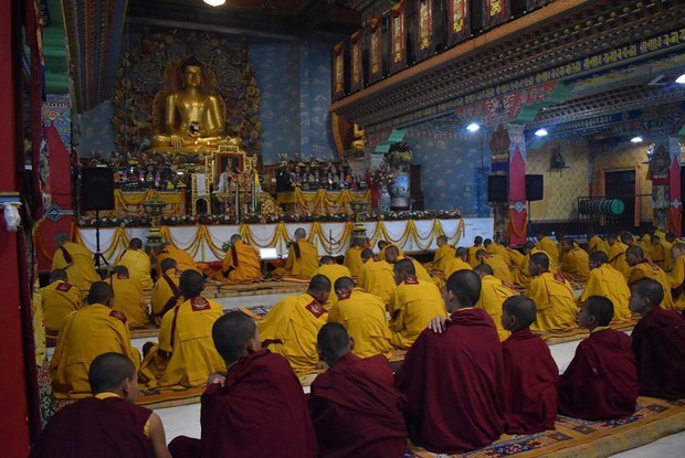 བཀའ་བརྒྱུད་རྐྱེན་ཟློག་སྨོན་ལམ་ཆེན་མོ་ཚོགས་བཞིན་པ།