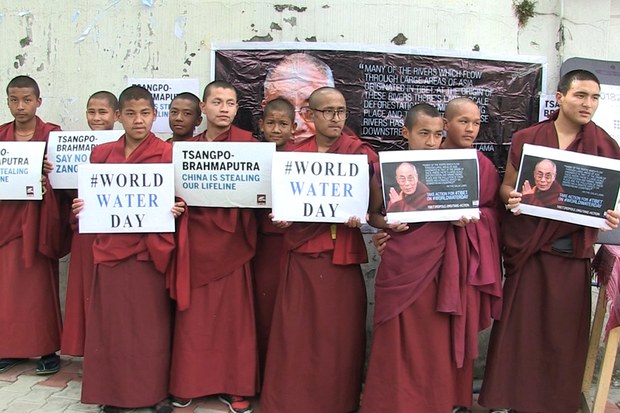 འཛམ་གླིང་ཆུ་ཡི་ཉིན་མོ།