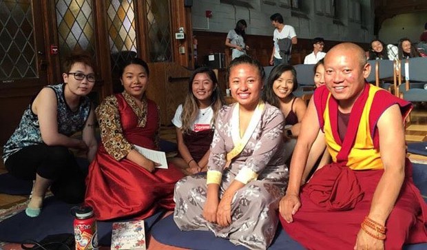 བོད་པའི་གཞོན་སྐྱེས་ལ་ནང་ཆོས་ངོ་སྤྲོད་གནང་བ། བོད་པའི་གཞོན་སྐྱེས་ལ་ནང་ཆོས་ངོ་སྤྲོད་གནང་བ།