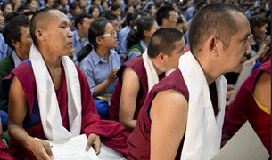 གྲྭ་བཙུན་ལ་ཚན་རིག་བསླབ་པ་མཐར་སོན་གྱི་ཕྱག་འཁྱེར། གྲྭ་བཙུན་ལ་ཚན་རིག་བསླབ་པ་མཐར་སོན་གྱི་ཕྱག་འཁྱེར།
