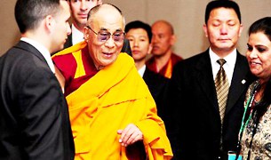 ༸གོང་ས་མཆོག་ཨ་རིའི་གྲོང་ཁྱེར་ཆི་ཁ་གོར་ཆིབས་བསྒྱུར། ༸གོང་ས་མཆོག་ཨ་རིའི་གྲོང་ཁྱེར་ཆི་ཁ་གོར་ཆིབས་བསྒྱུར།